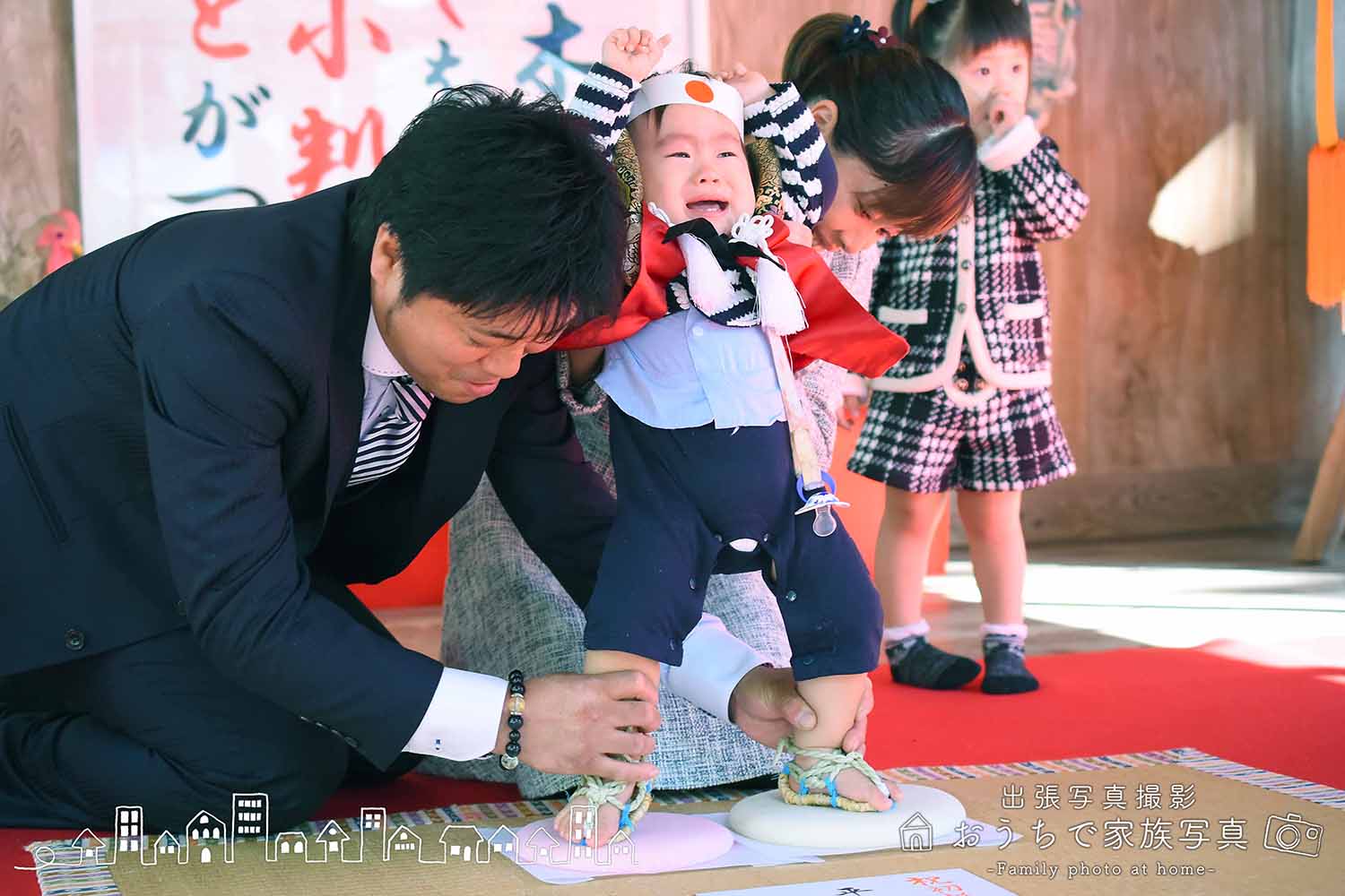 出張写真専門のおうちで家族写真の１歳の記念の餅踏み写真
