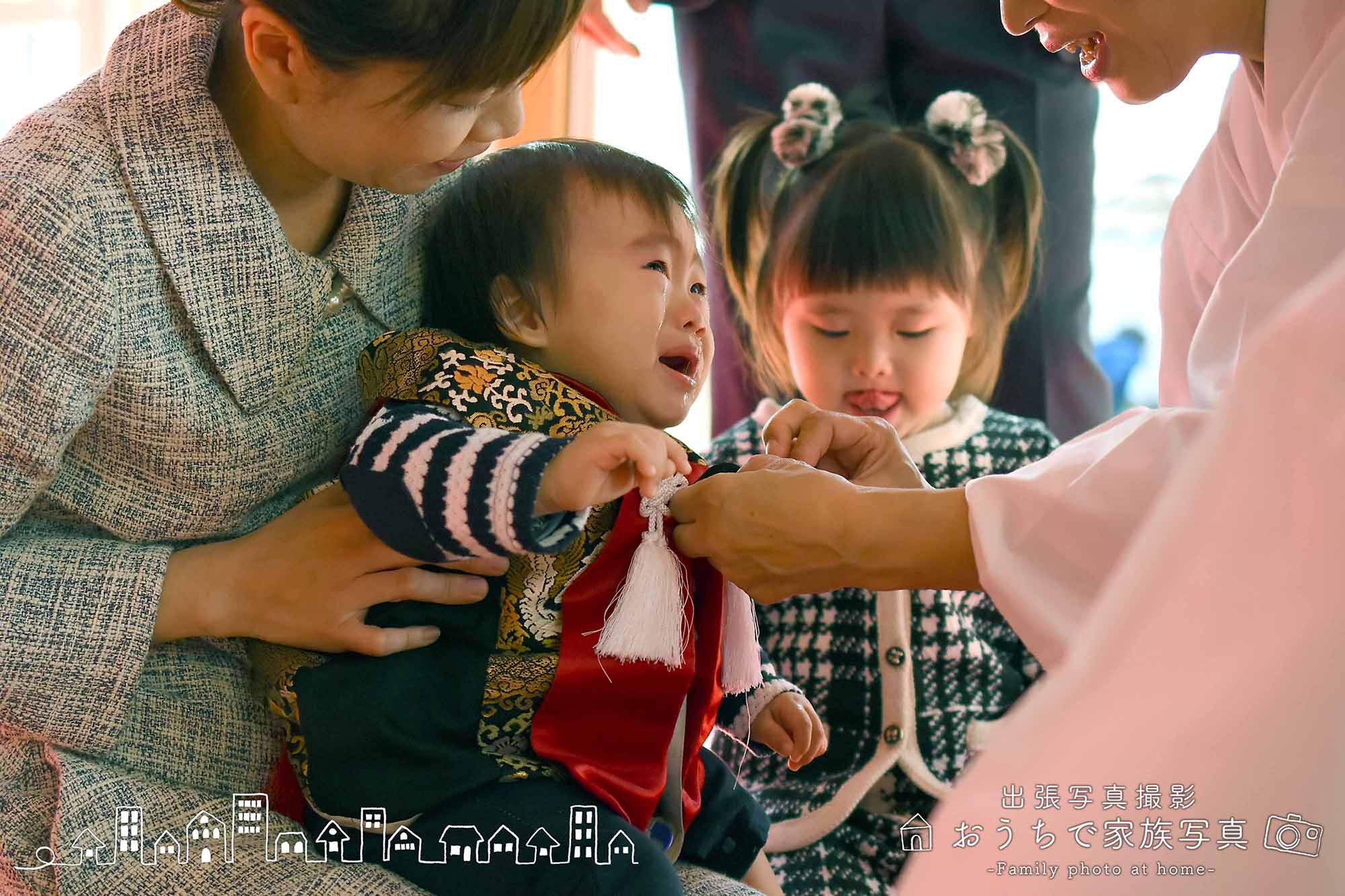 出張写真専門のおうちで家族写真の１歳の記念の餅踏み写真